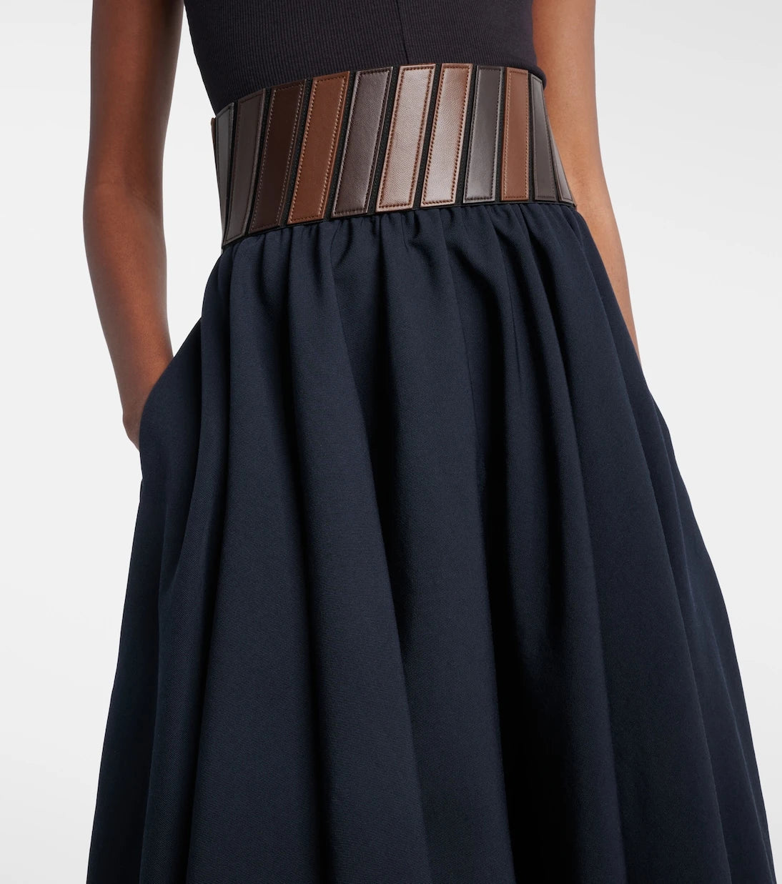 Alaïa - تنورة متوسطة الطول من الصوف بكسرات جلدية