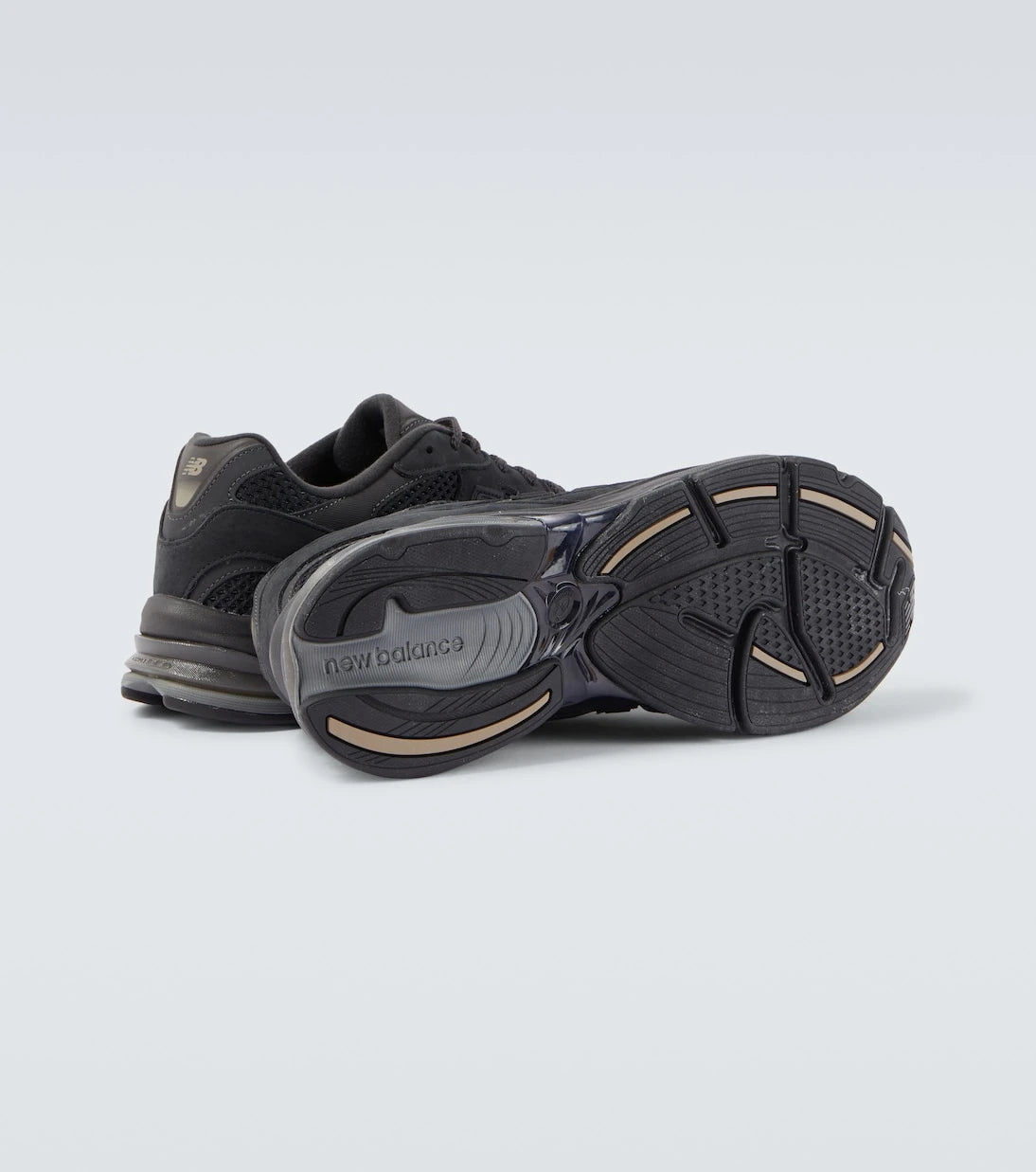 New Balance - حذاء رياضي من الشامواه والشبك طراز 2010