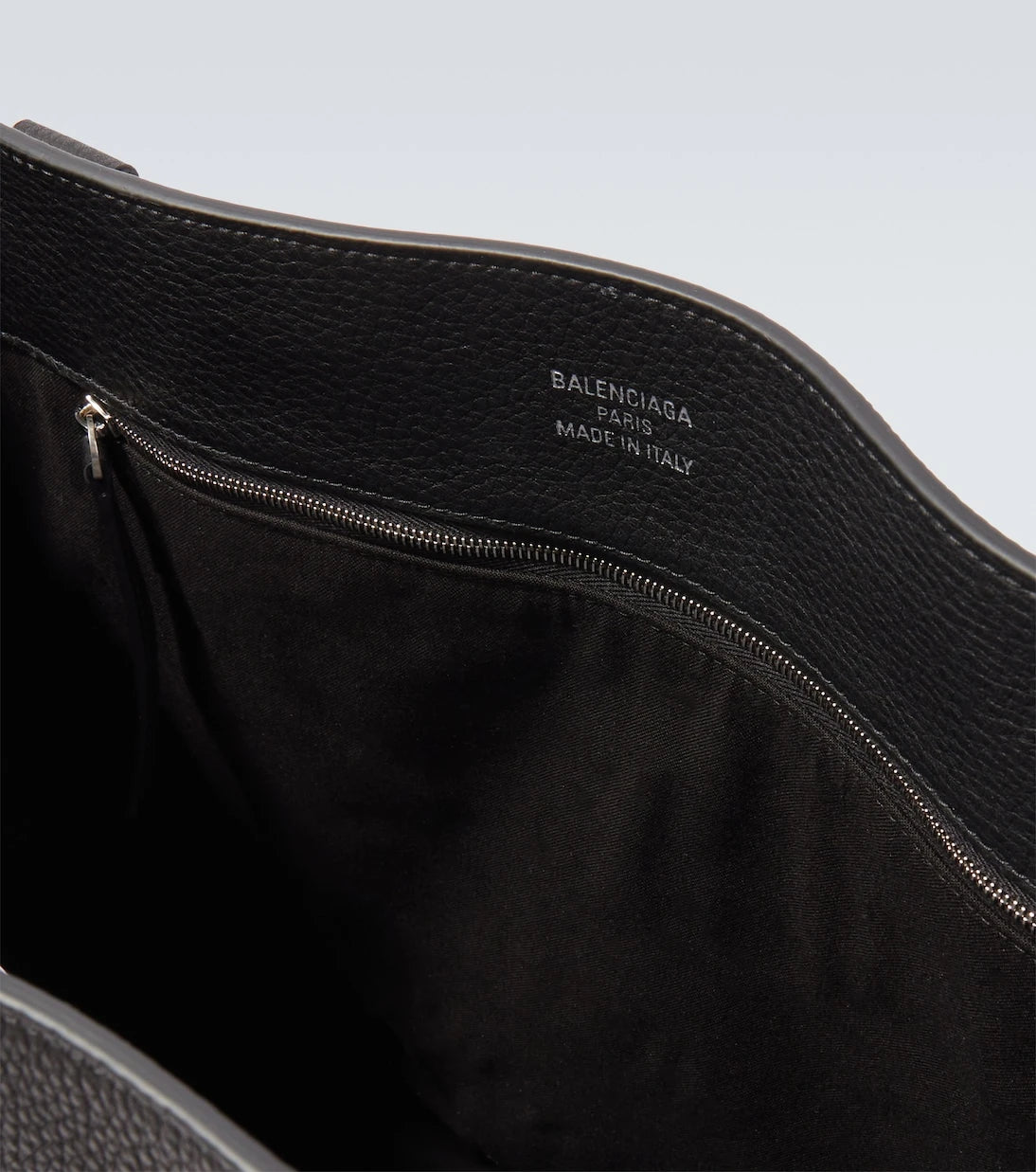 Balenciaga - حقيبة حمل من الجلد المحبب