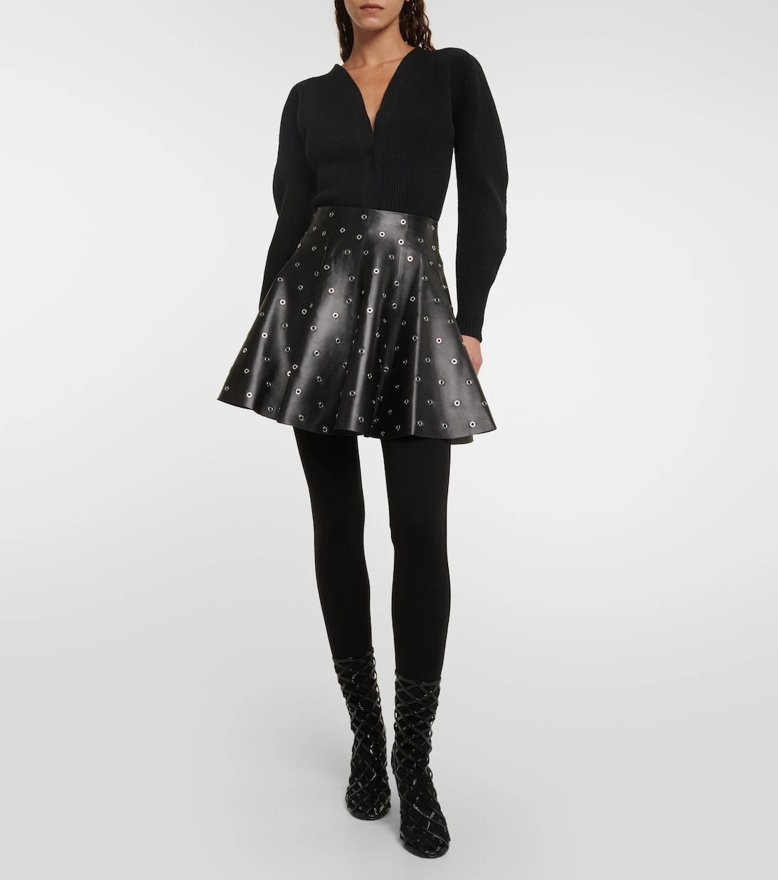 Alaïa - تنورة قصيرة جلدية مزينة بفتحات