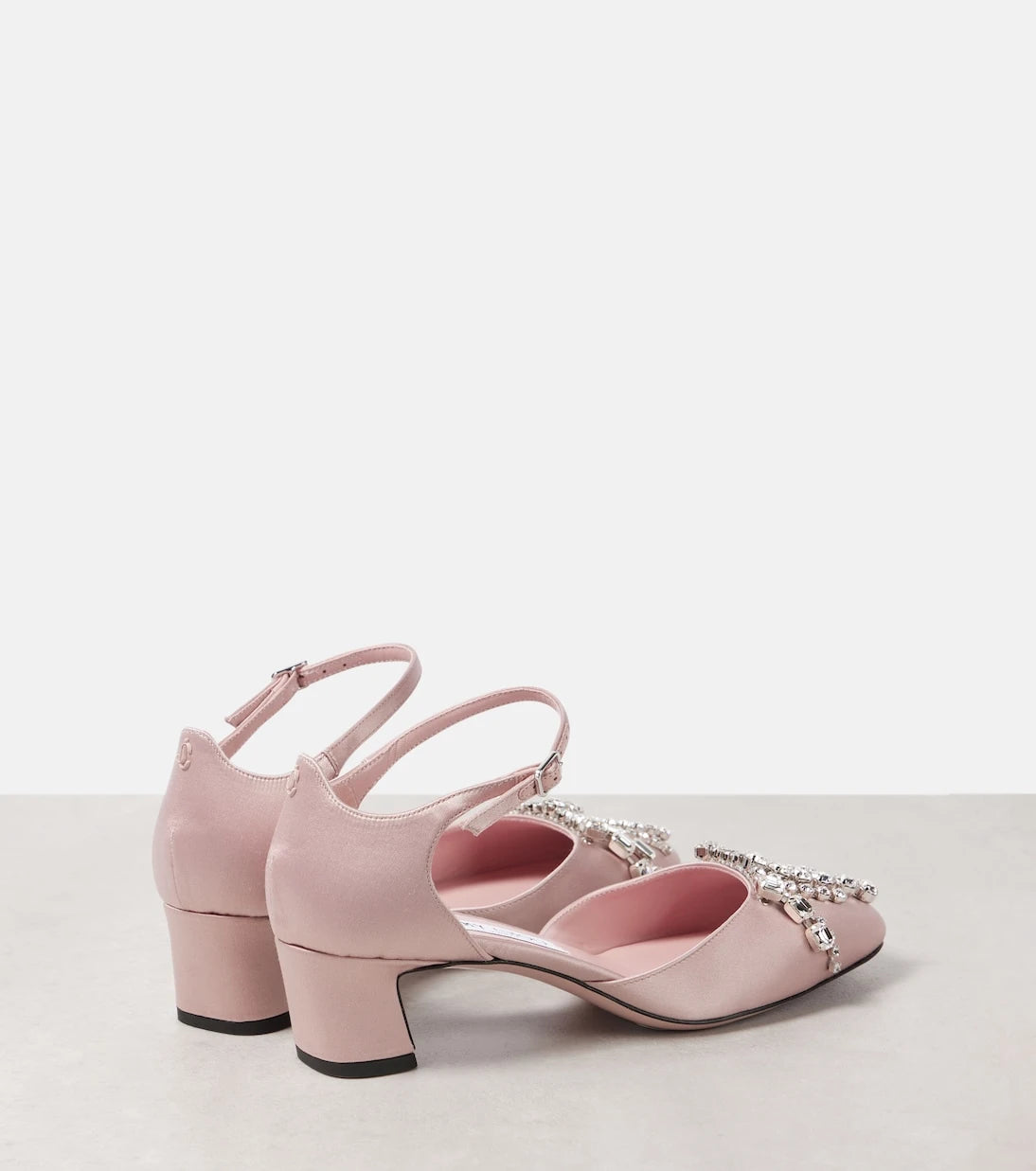 Jimmy Choo - حذاء فيريتي 45 من الساتان المزيّن بكعب عالٍ