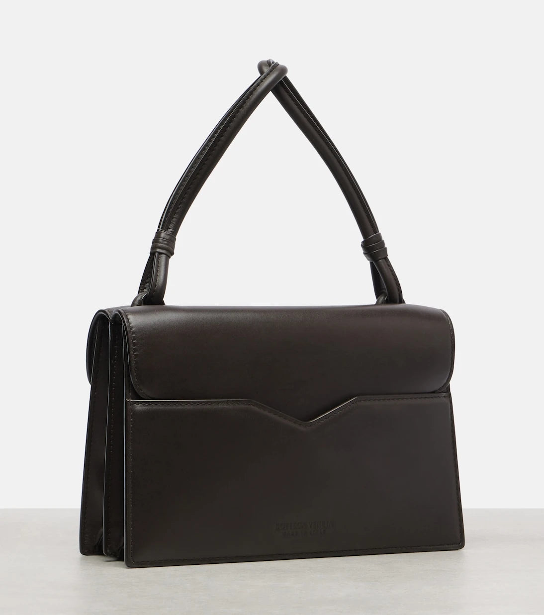Bottega Veneta - حقيبة كروس بودي Knot Lock صغيرة من الجلد