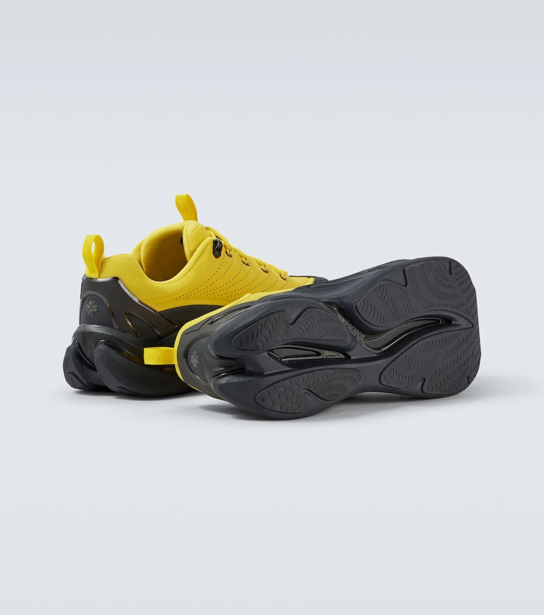 Hoka One One - حذاء سنيكرز إليفون إكس بالتعاون مع سبنسر بادو