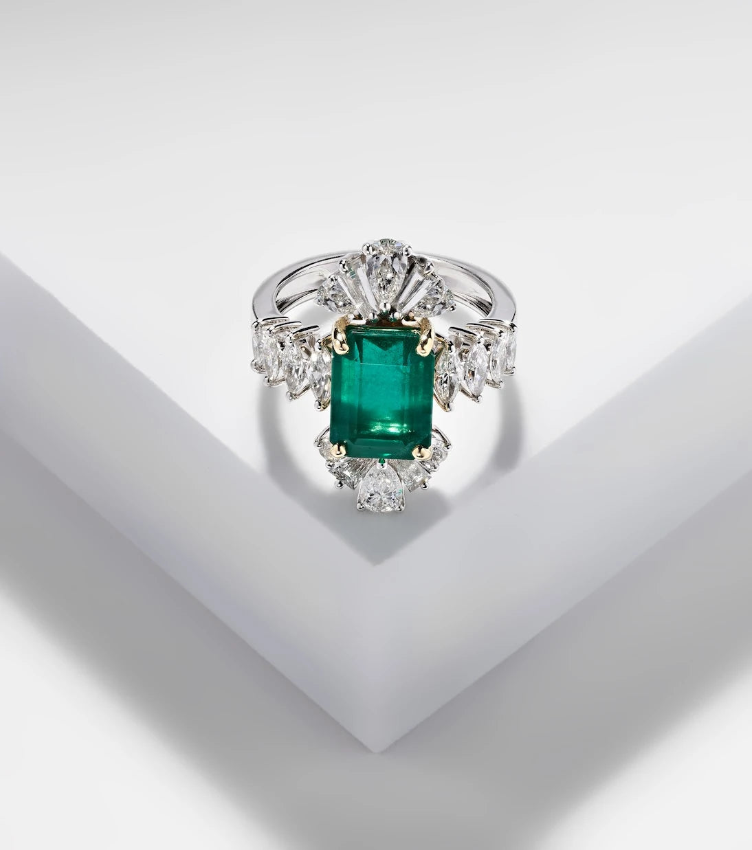Yeprem - Reign Supreme 18kt white gold ring with diamonds and emerald