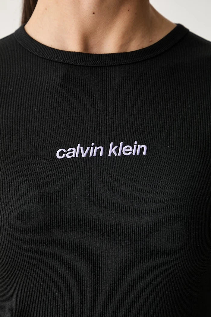 Calvin Klein Jeans pamuk ve elastanlı kadın tişört