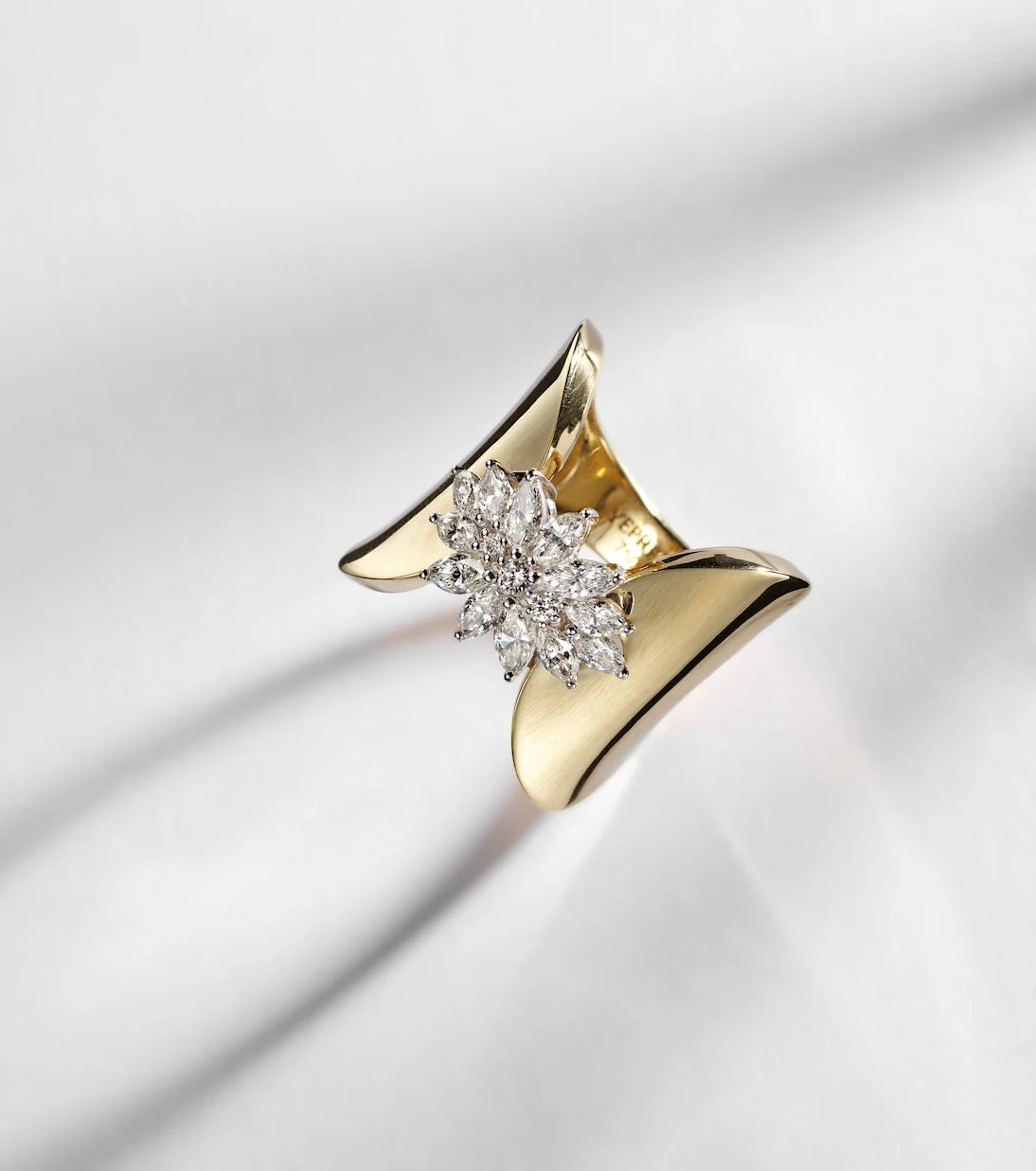 Yeprem - Golden Strada 18kt gold ring with diamonds