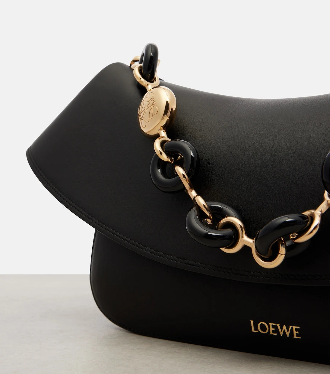 Loewe - حقيبة كتف Ola Medium من الجلد