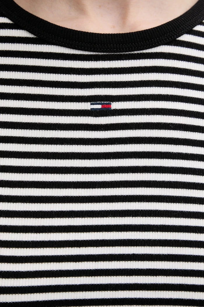 Tommy Jeans pamuk ve elastan karışımlı basic kadın tişörtü