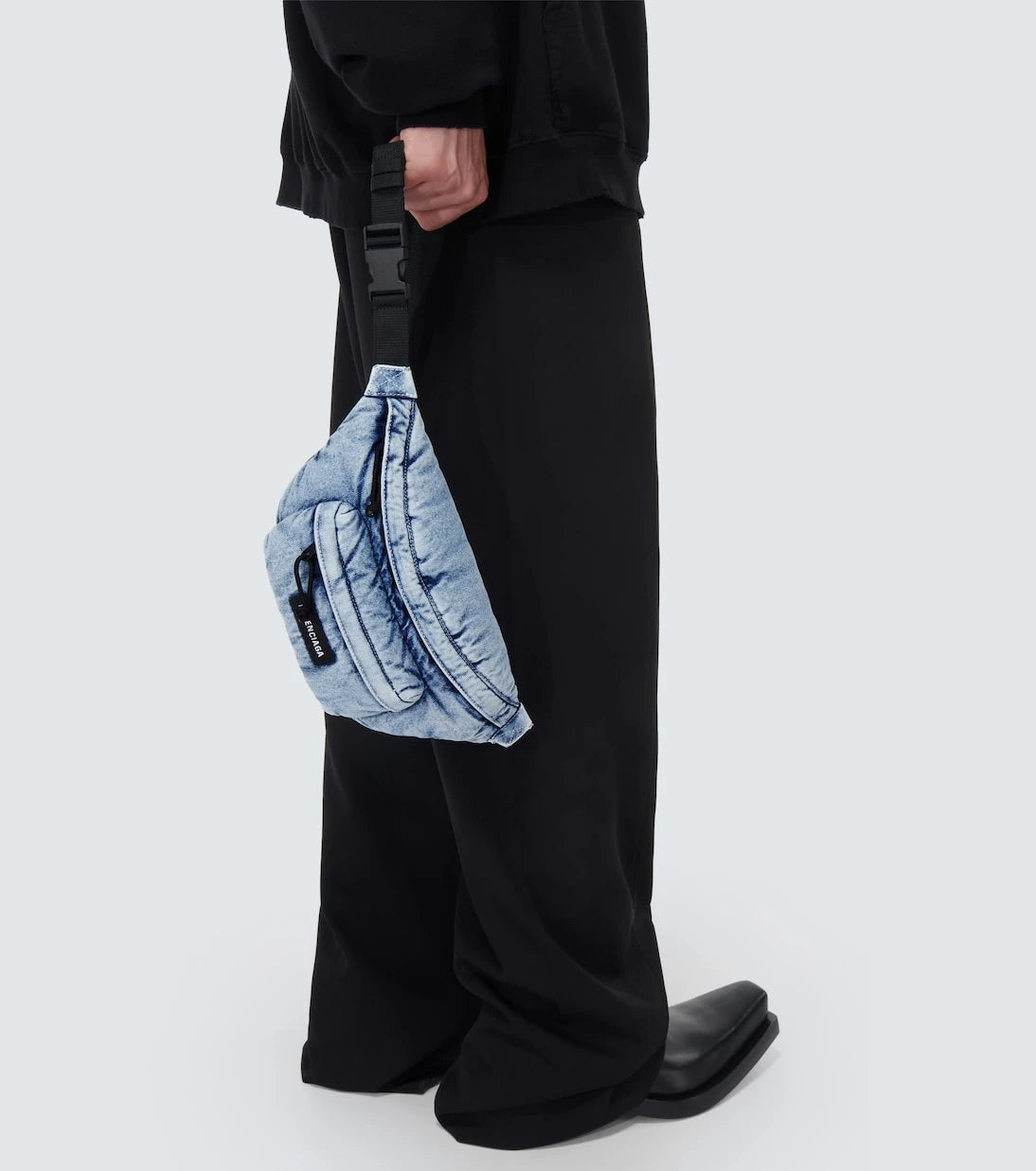 Balenciaga - حقيبة خصر Explorer من الدنيم