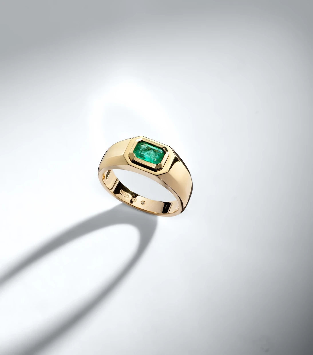 Shay Jewelry - خاتم شامبيون من الذهب عيار 18 قيراطاً ومرصع بالزمرد