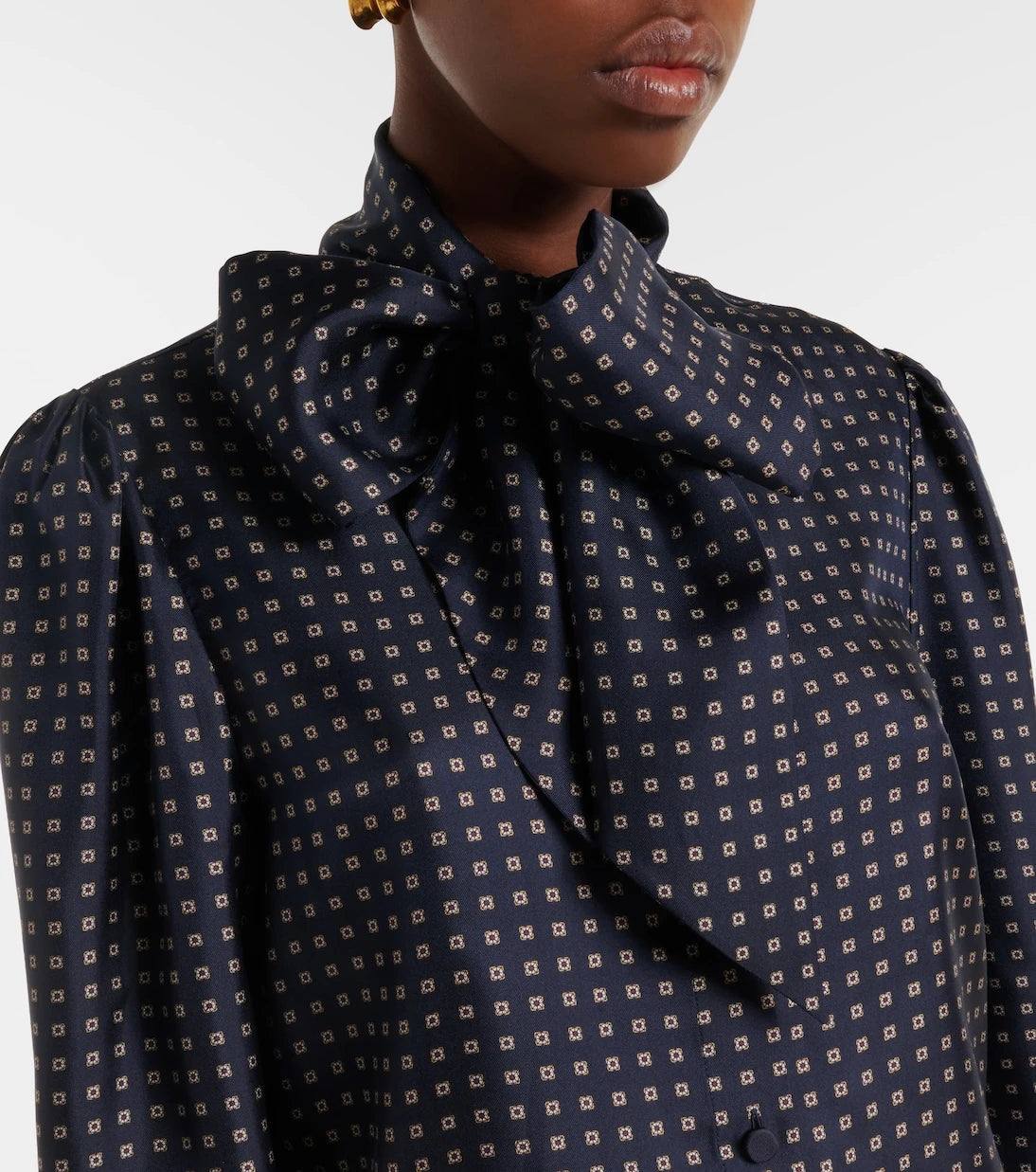 سان لوران - بلوزة حرير كريب دي شين بطبعة وياقة برباط