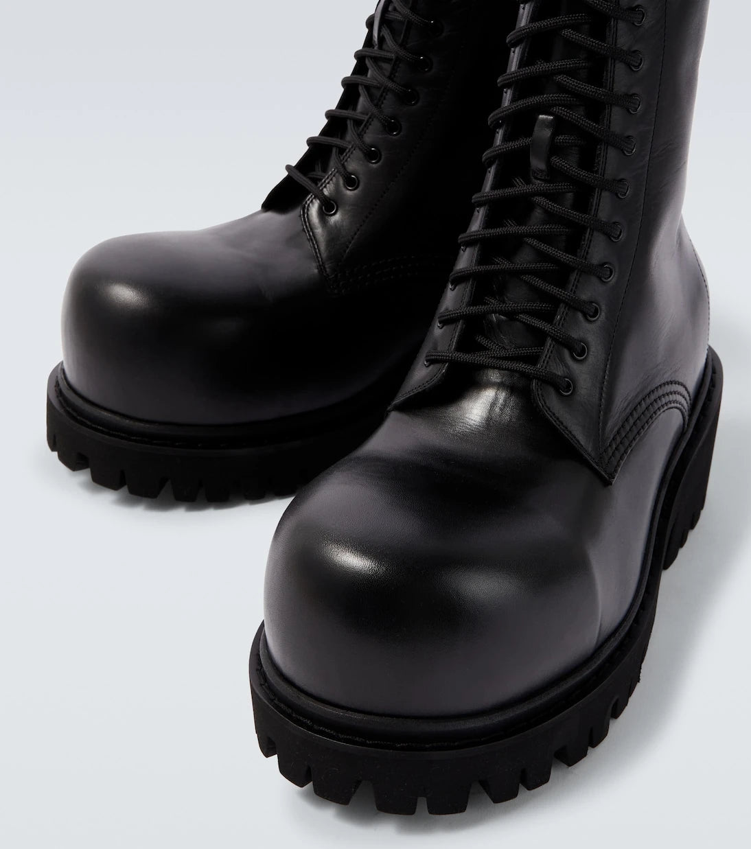 Balenciaga - جزمة Stomper جلدية
