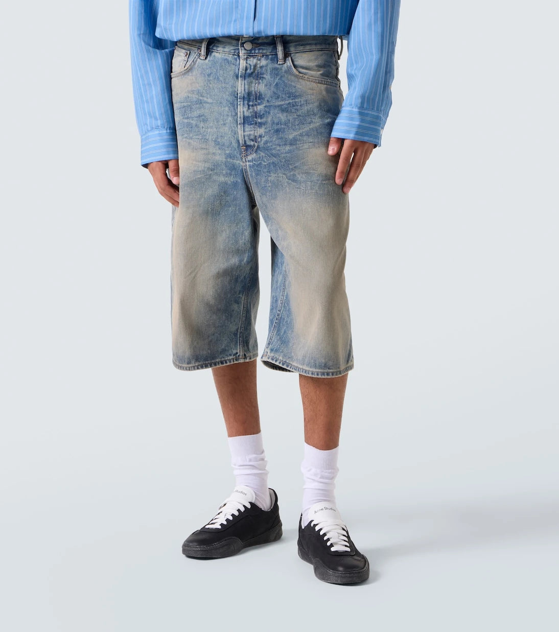 Acne Studios - شورت جينز بقصة منخفضة
