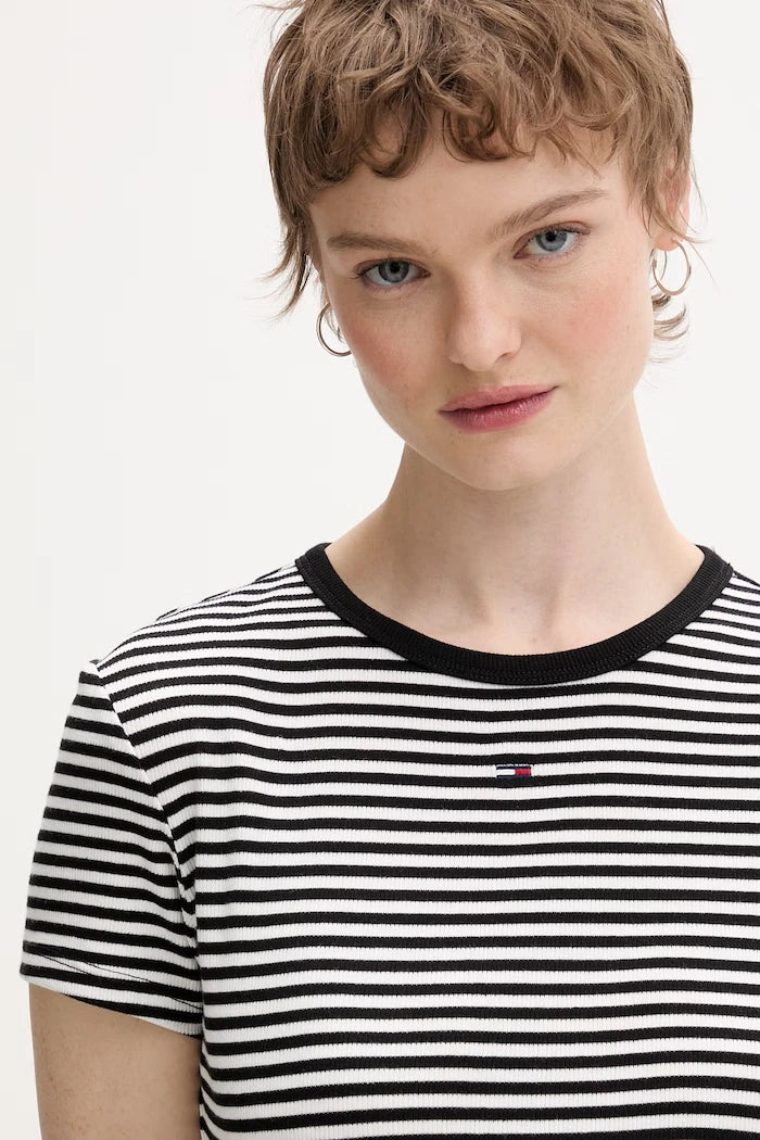 Tommy Jeans pamuk ve elastan karışımlı basic kadın tişörtü