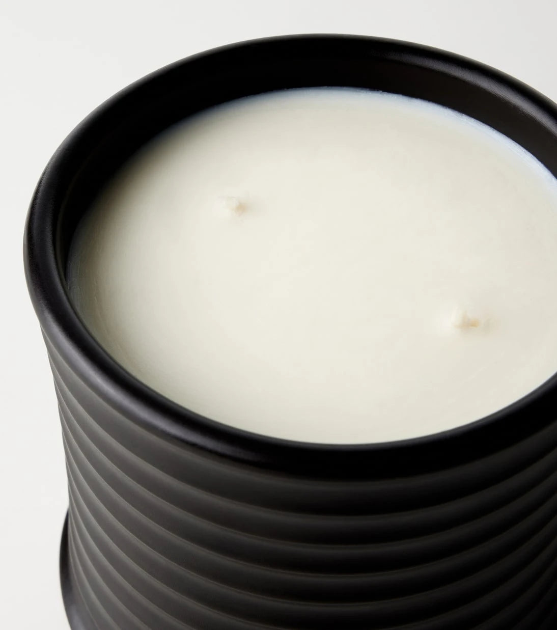 عطور لويفي المنزلية - شمعة بالو سانتو المتوسطة المعطرة