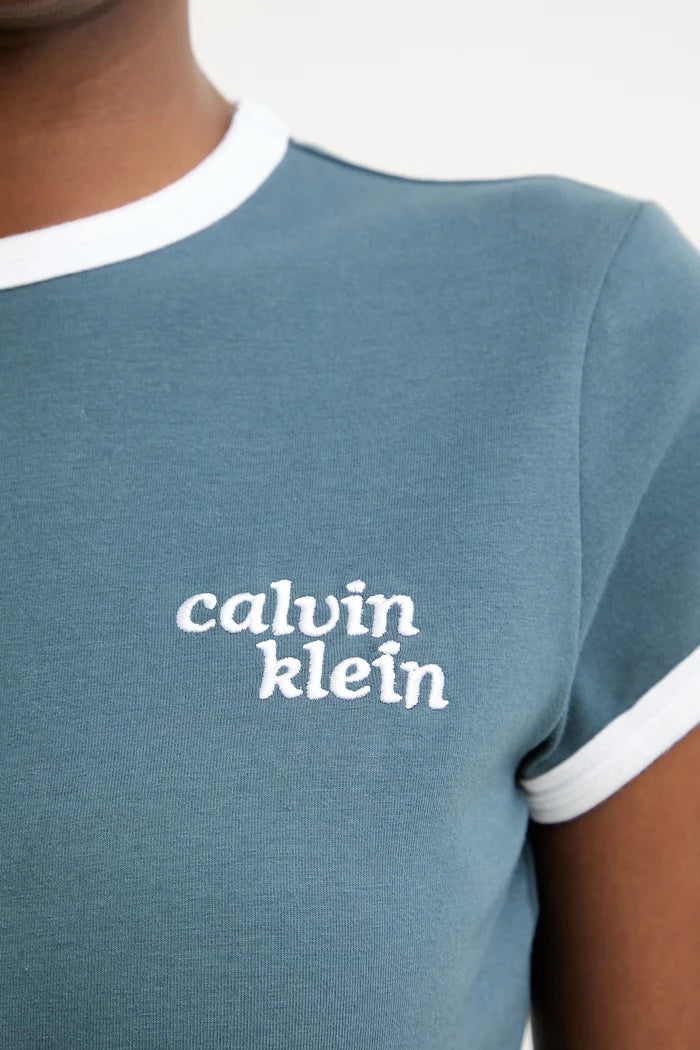 Calvin Klein Jeans pamuk ve elastanlı kadın tişört