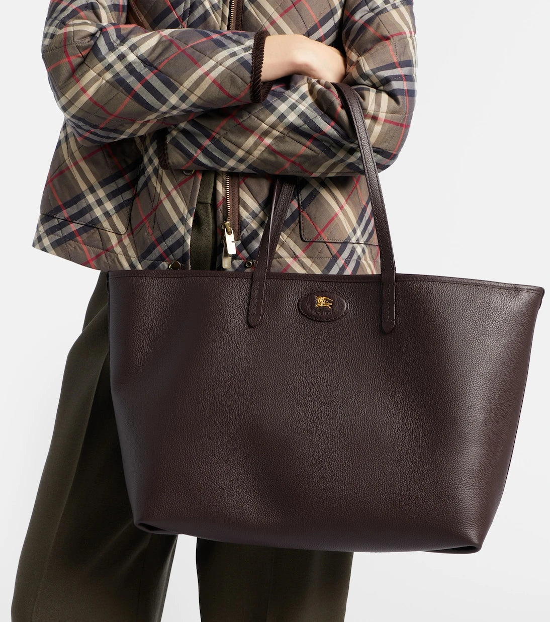 Burberry - حقيبة يد توتس متوسطة الحجم من الجلد بنقشة مربعات بربري بوجهين