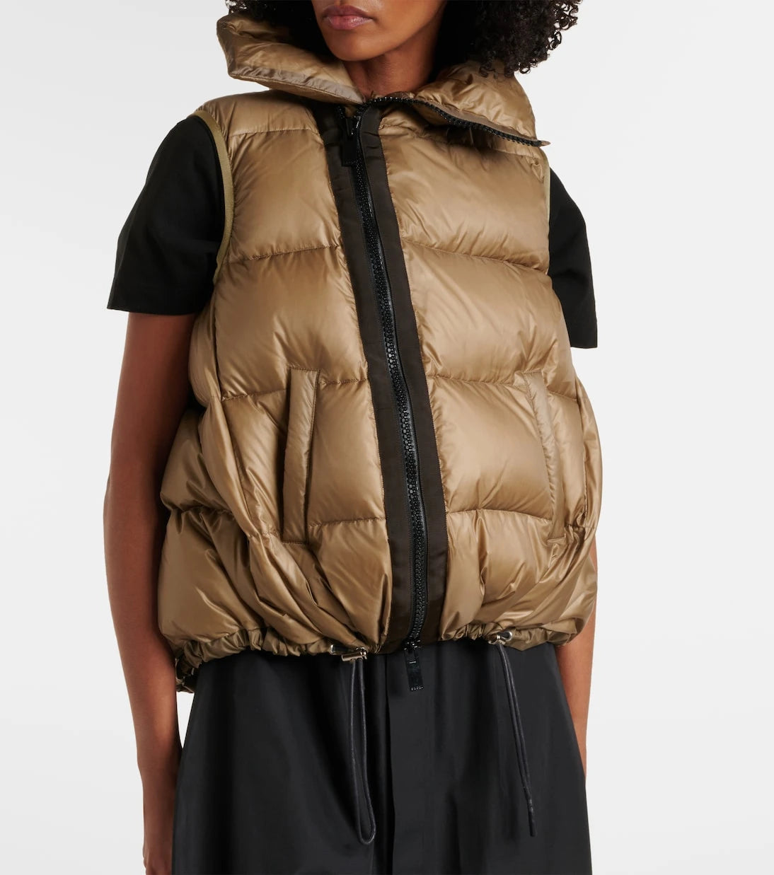 Sacai - سترة مبطنة غير متماثلة من الريش