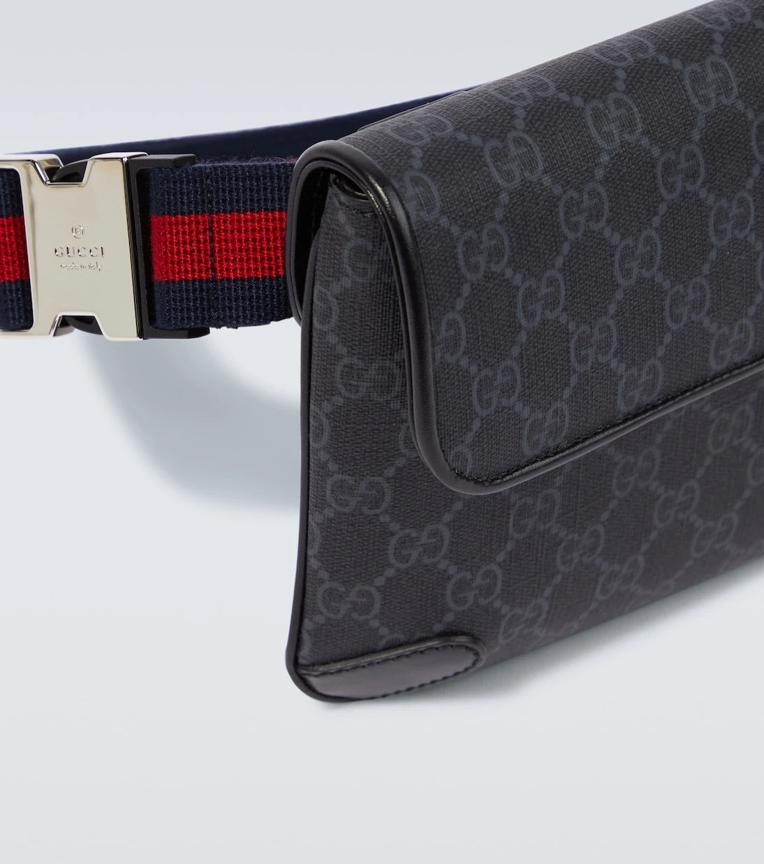 Gucci - حقيبة خصر قماش GG بشريط ويب بلمسات جلدية