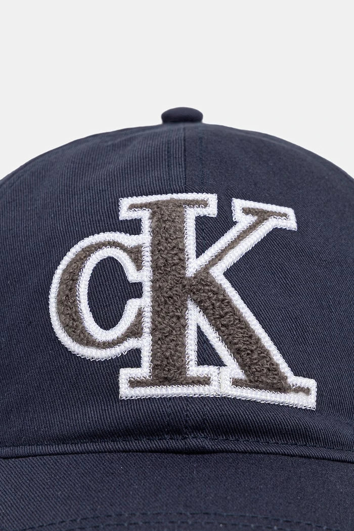 Calvin Klein шапка с козирка от памук