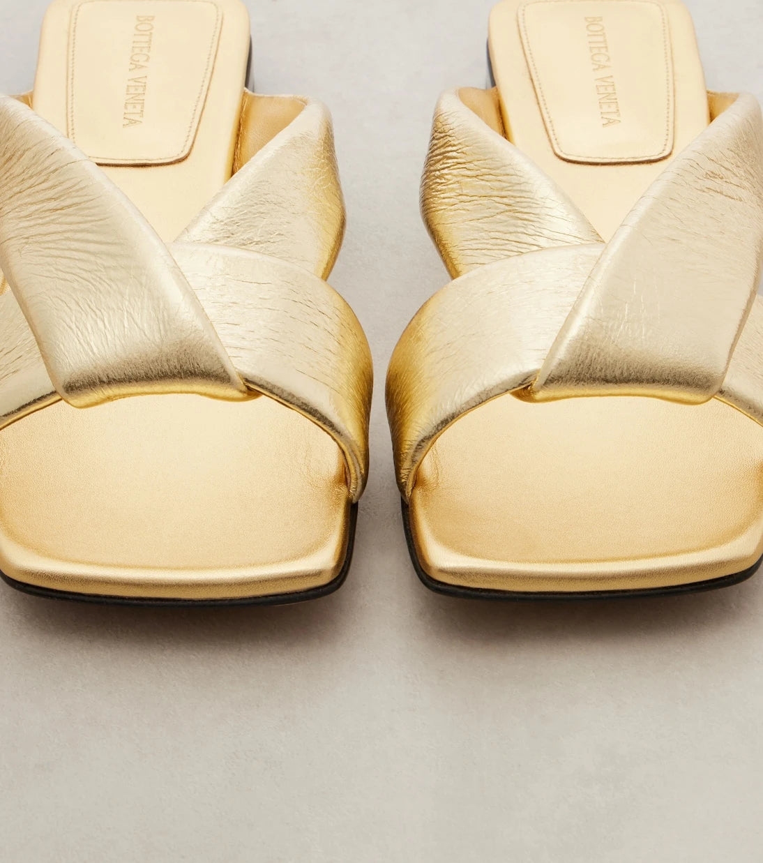 Bottega Veneta - حذاء ريفا ميول من الجلد اللامع