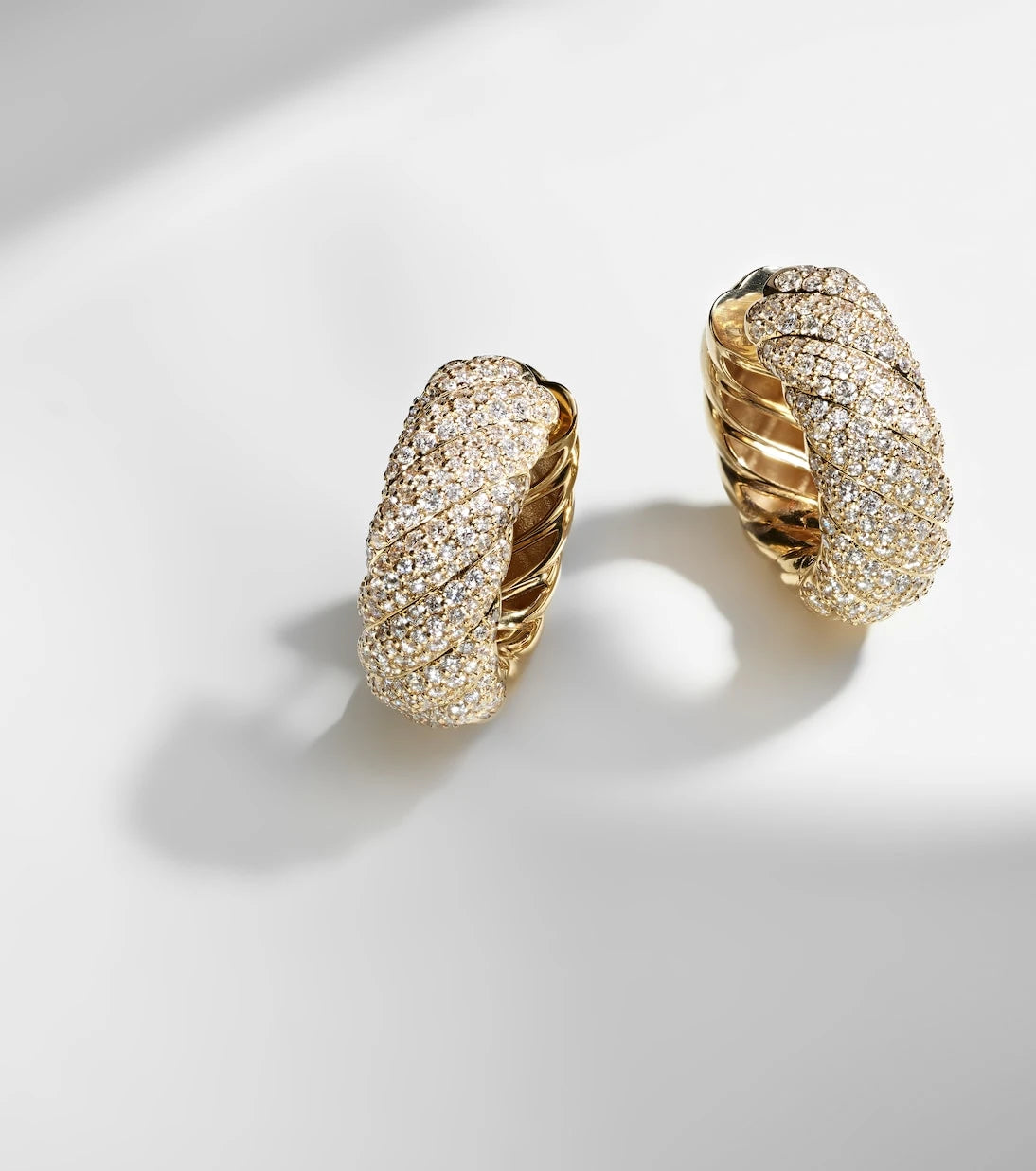 David Yurman - أقراط حلقية Sculpted Cable من الذهب عيار 18 قيراطاً ومرصعة بالألماس