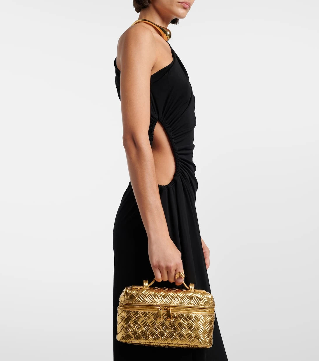 Bottega Veneta - حقيبة فانيتي بانغ بانغ من الجلد الميتالك