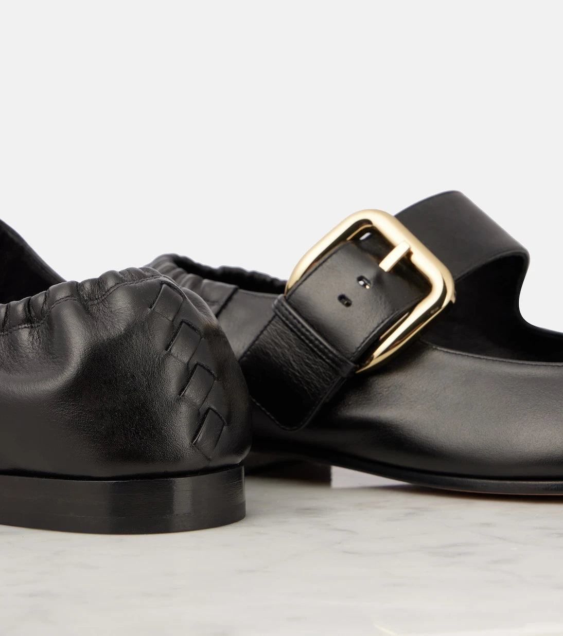 Bottega Veneta - حذاء ماري جين المسطّح "أستير" من الجلد