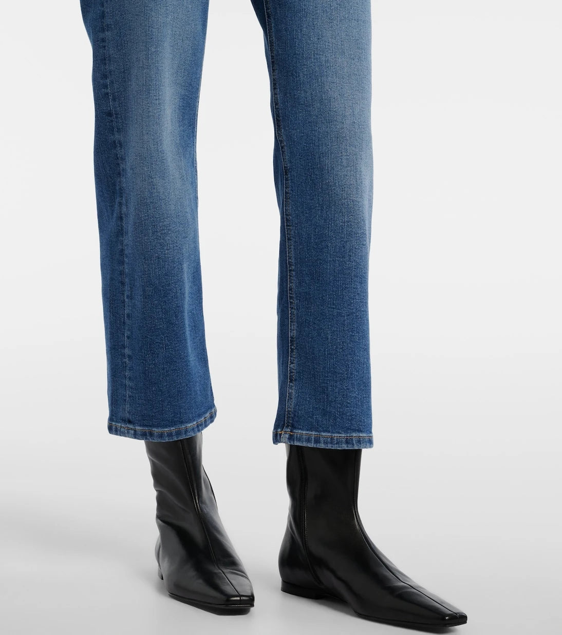 AG Jeans - بنطلون جينز فلورنس قصير بقصة مستقيمة