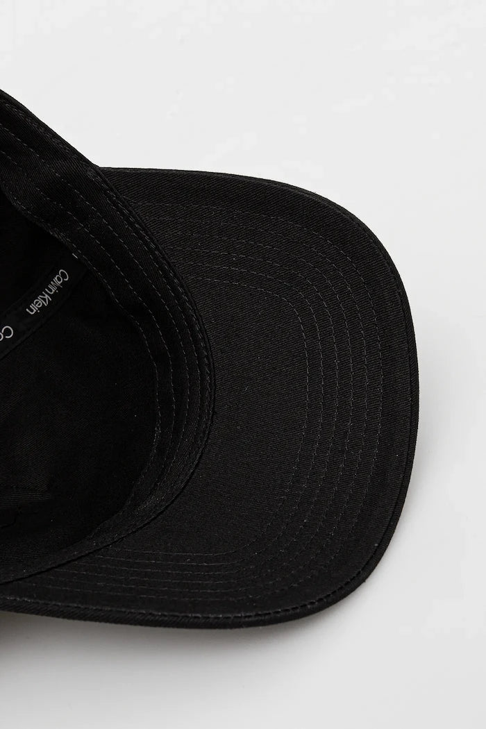 Памучна шапка с козирка Calvin Klein Jeans