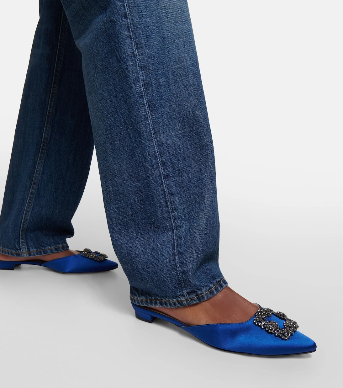 Manolo Blahnik - Hangisimuflat embellished satin mules