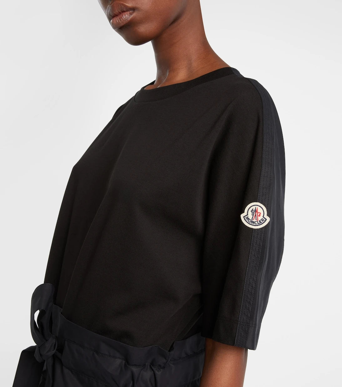 Moncler - فستان قصير من الجيرسيه المخلوط بالقطن مع حزام