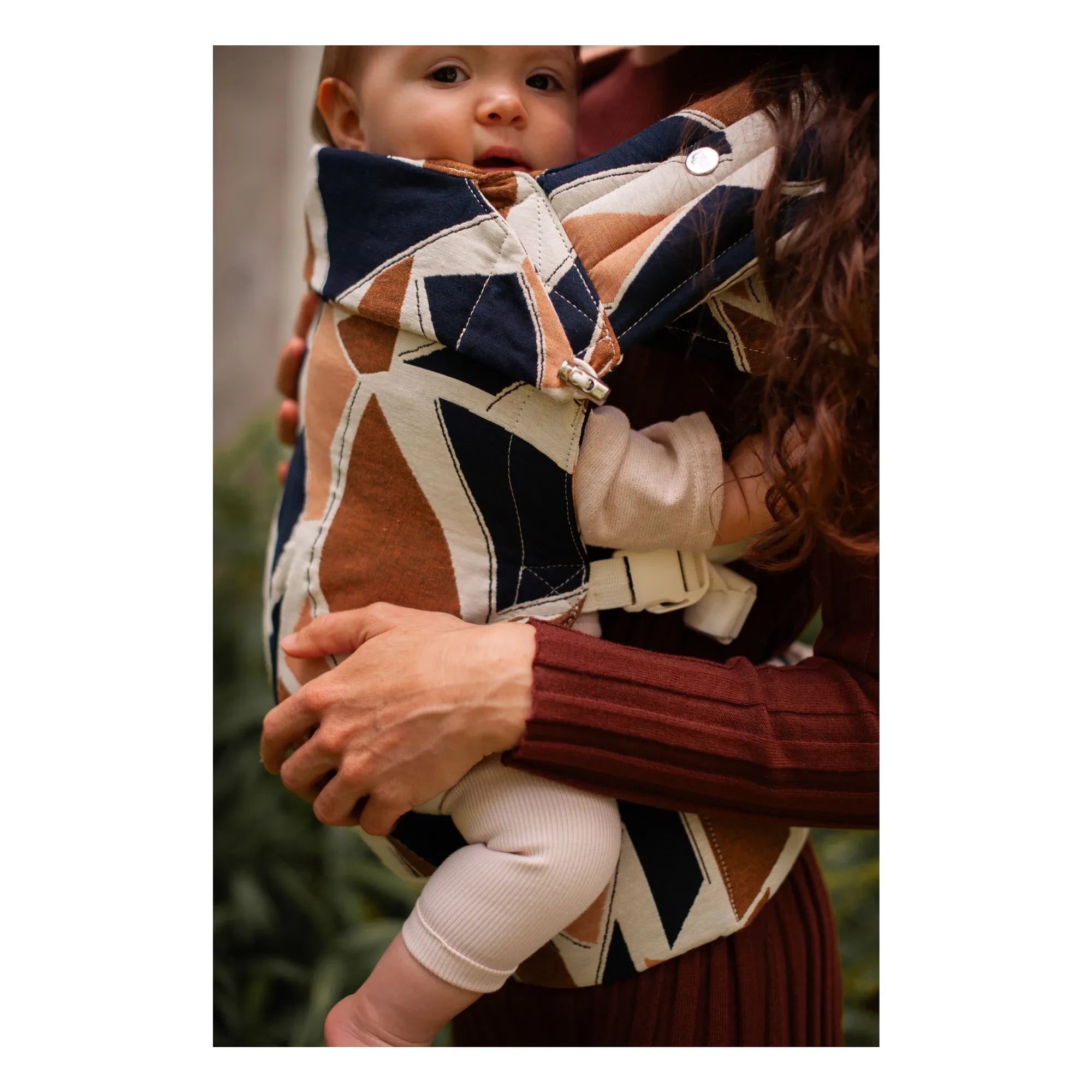 Mama Hangs - Carry &amp; Bloom baby carrier | Earth