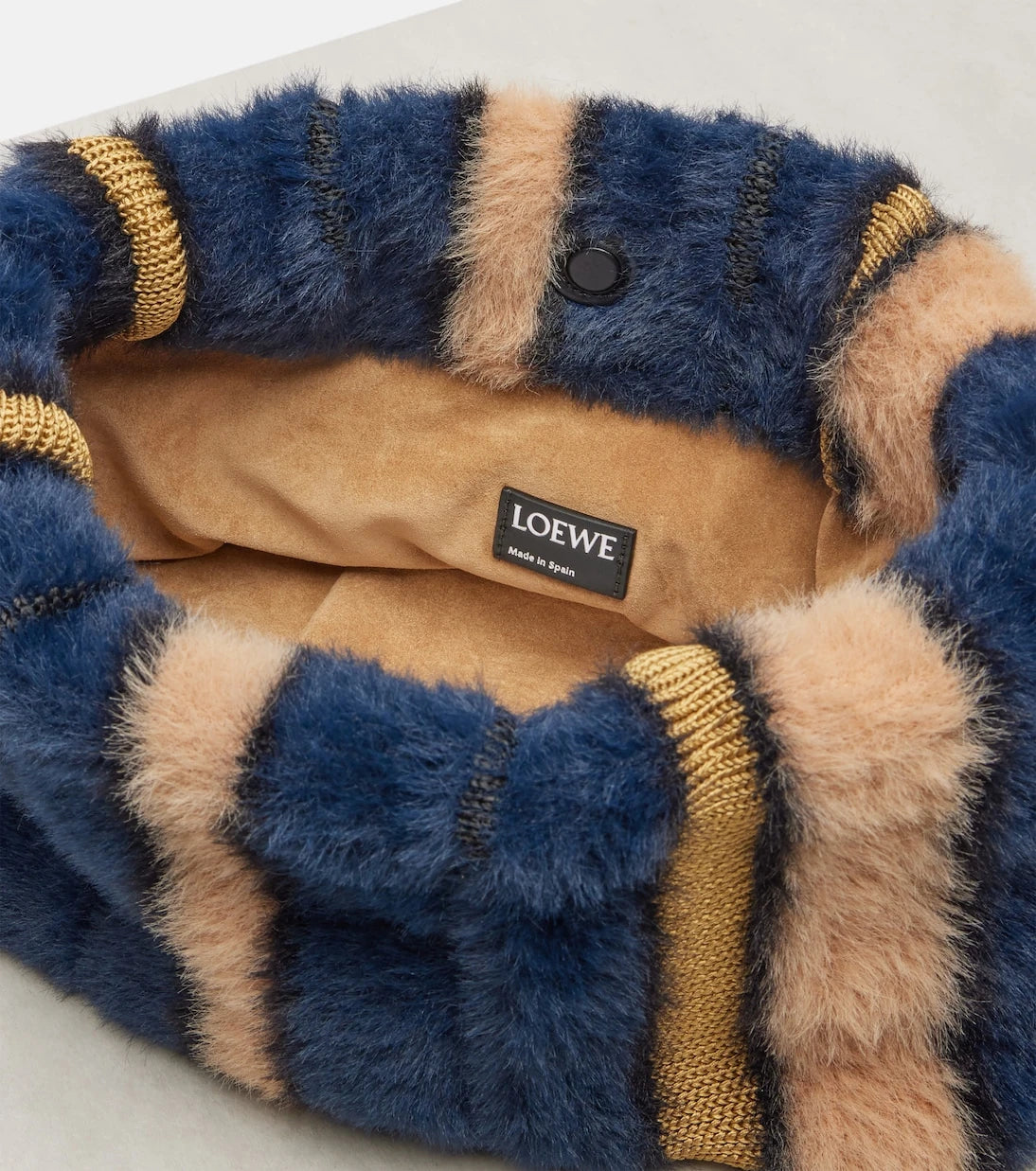Loewe - حقيبة كلاتش فلامنكو متوسطة الحجم بتعاون مع لويس واين