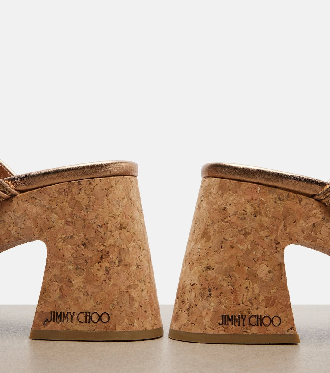 Jimmy Choo - صنادل Fayence بنعل سميك وتأثير الرافيا