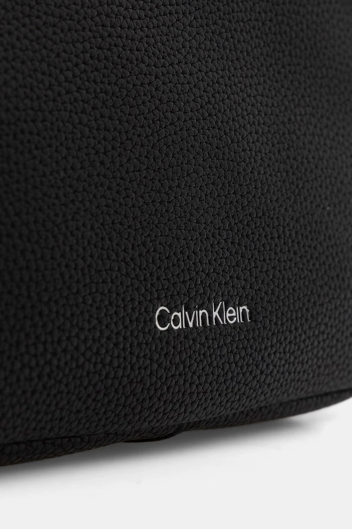 Calvin Klein kadın suni deri çapraz çanta