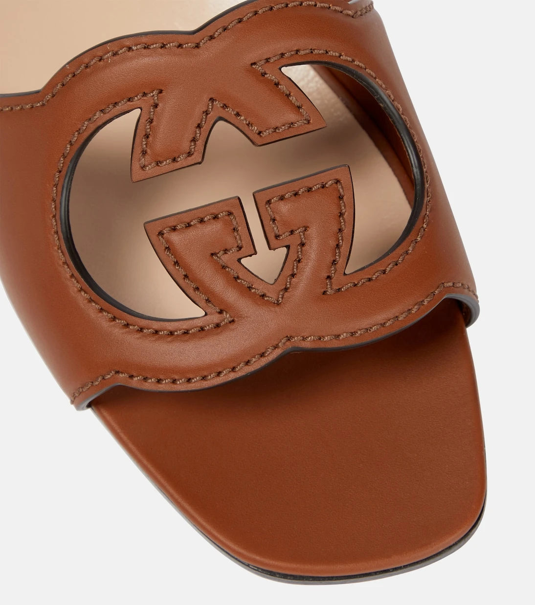 Gucci - صندل إنترلوك G جلدي بفتحات