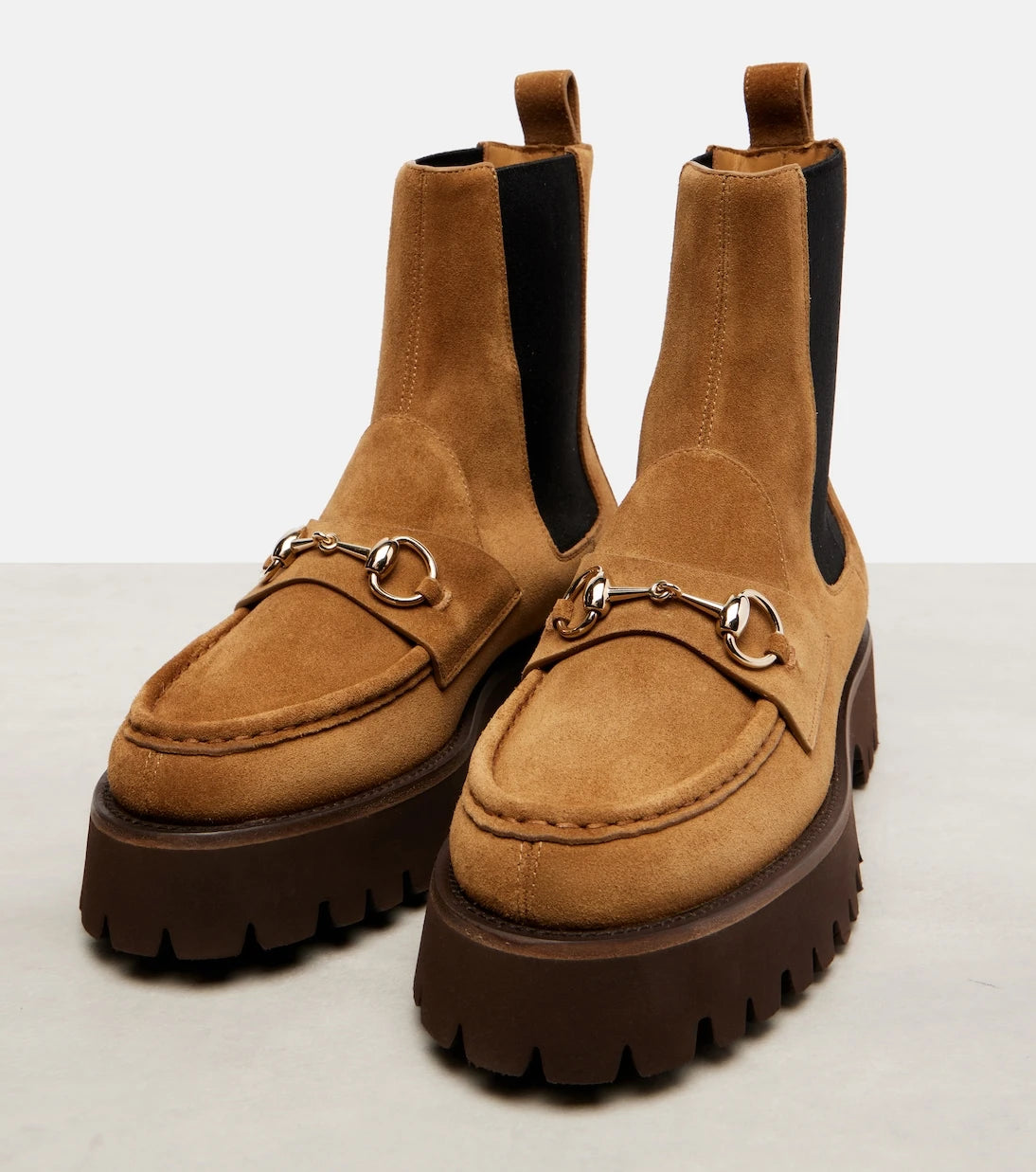 Gucci - جزمة تشيلسي من جلد الشمواه "سيلك"