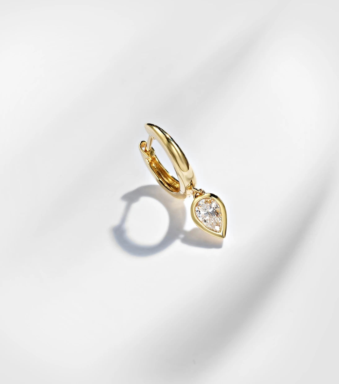 Shay Jewelry - 18kt gold single huggie with diamonds