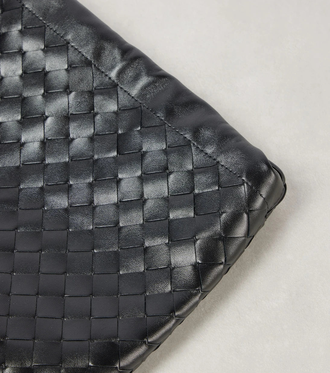 Bottega Veneta - حقيبة كلاتش من جلد إنترشاتو مع كيس حماية