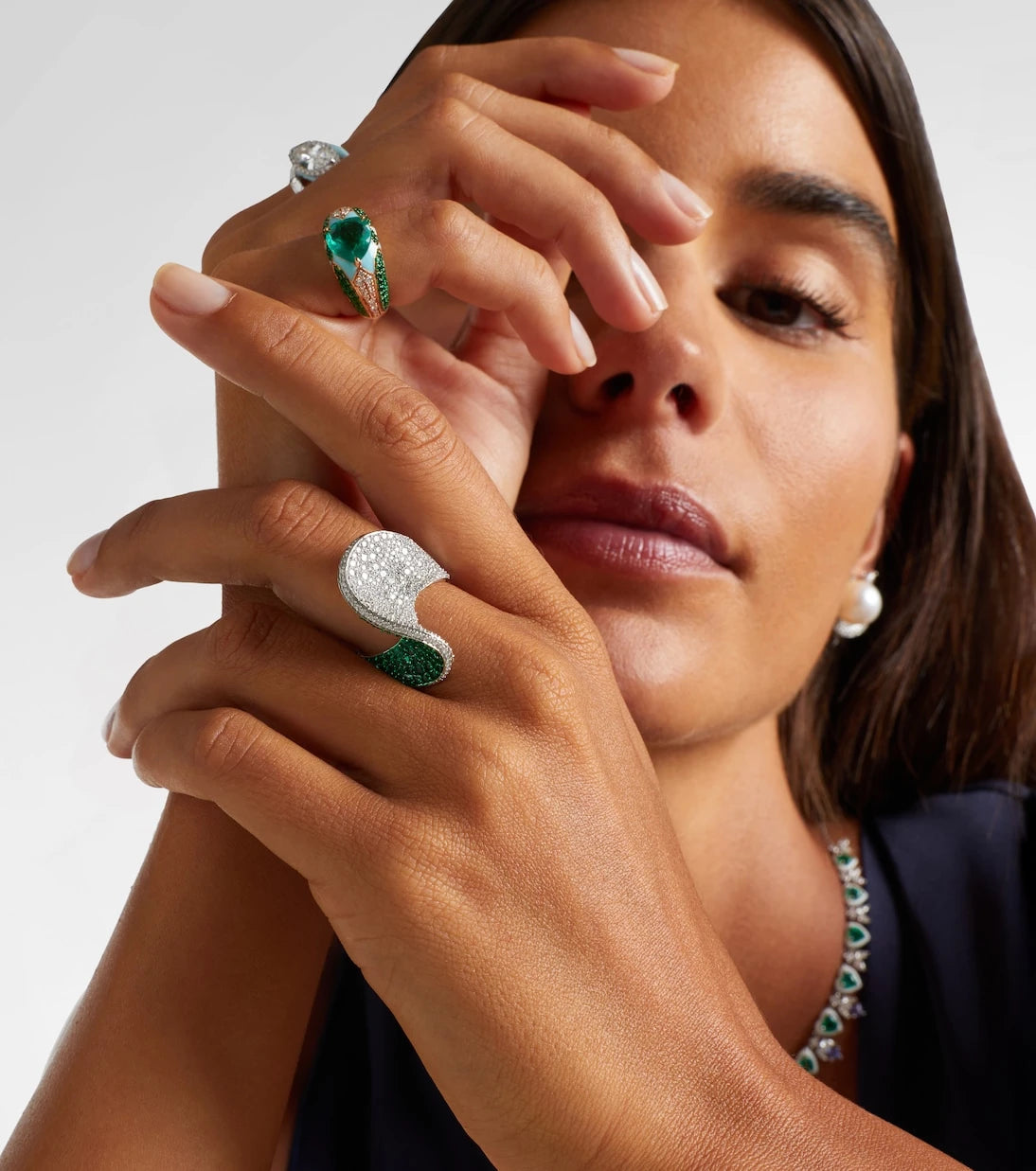 Kamyen - 18kt white gold ring with diamonds and emeralds