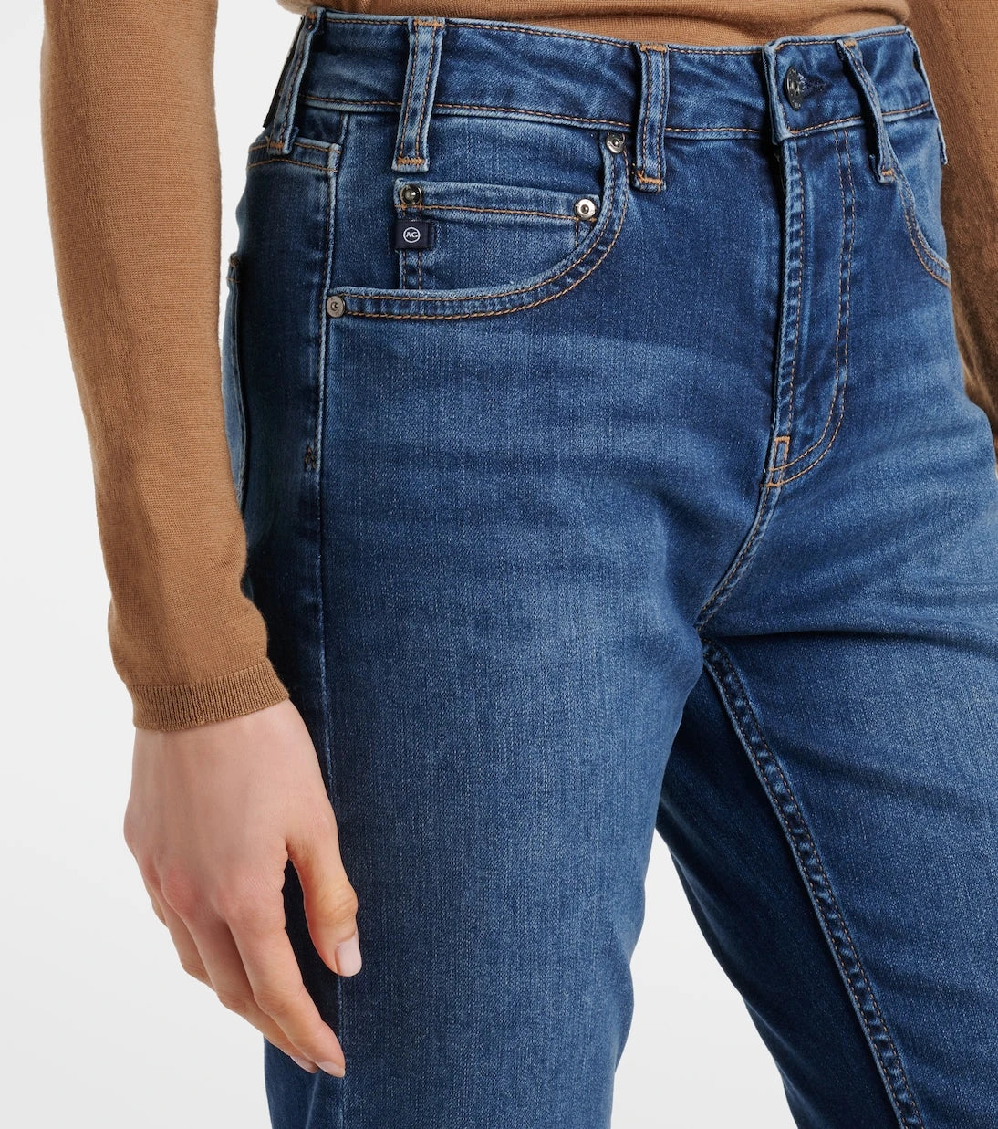 AG Jeans - بنطلون جينز بقصّة Girlfriend الضيّقة
