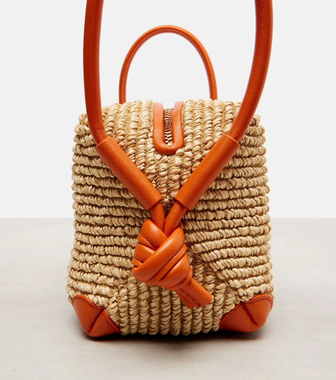 Bottega Veneta - حقيبة توت Loop من الرافيا والمزينة بالجلد