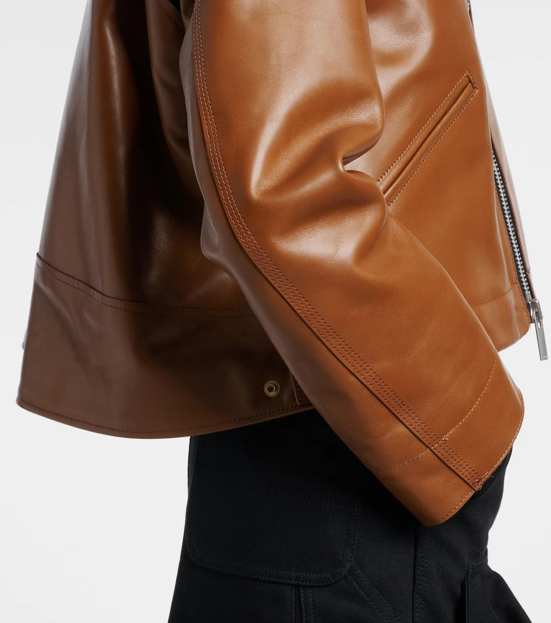Sacai - جاكيت جلدي غير متماثل من كارهاارت