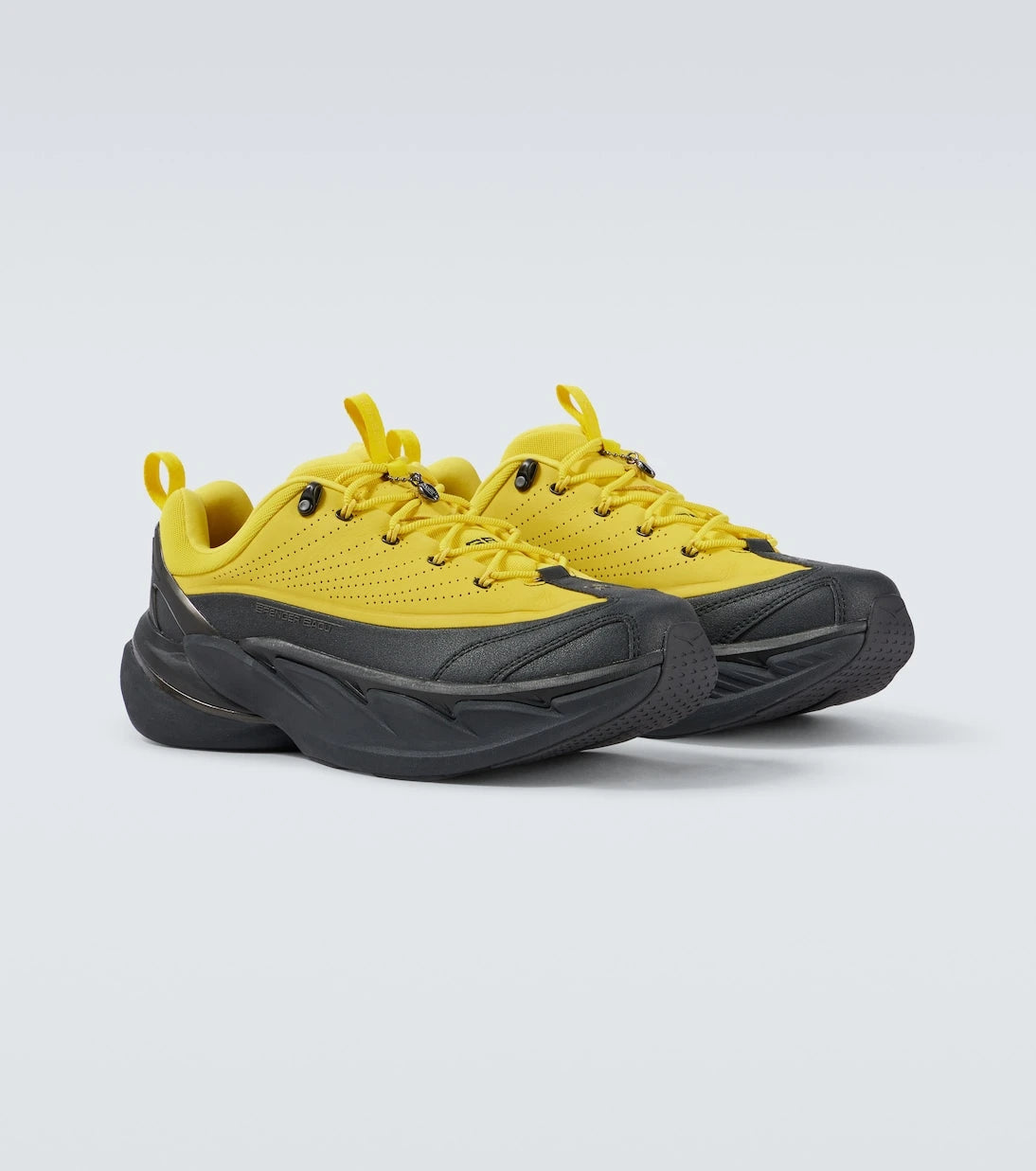 Hoka One One - حذاء سنيكرز إليفون إكس بالتعاون مع سبنسر بادو