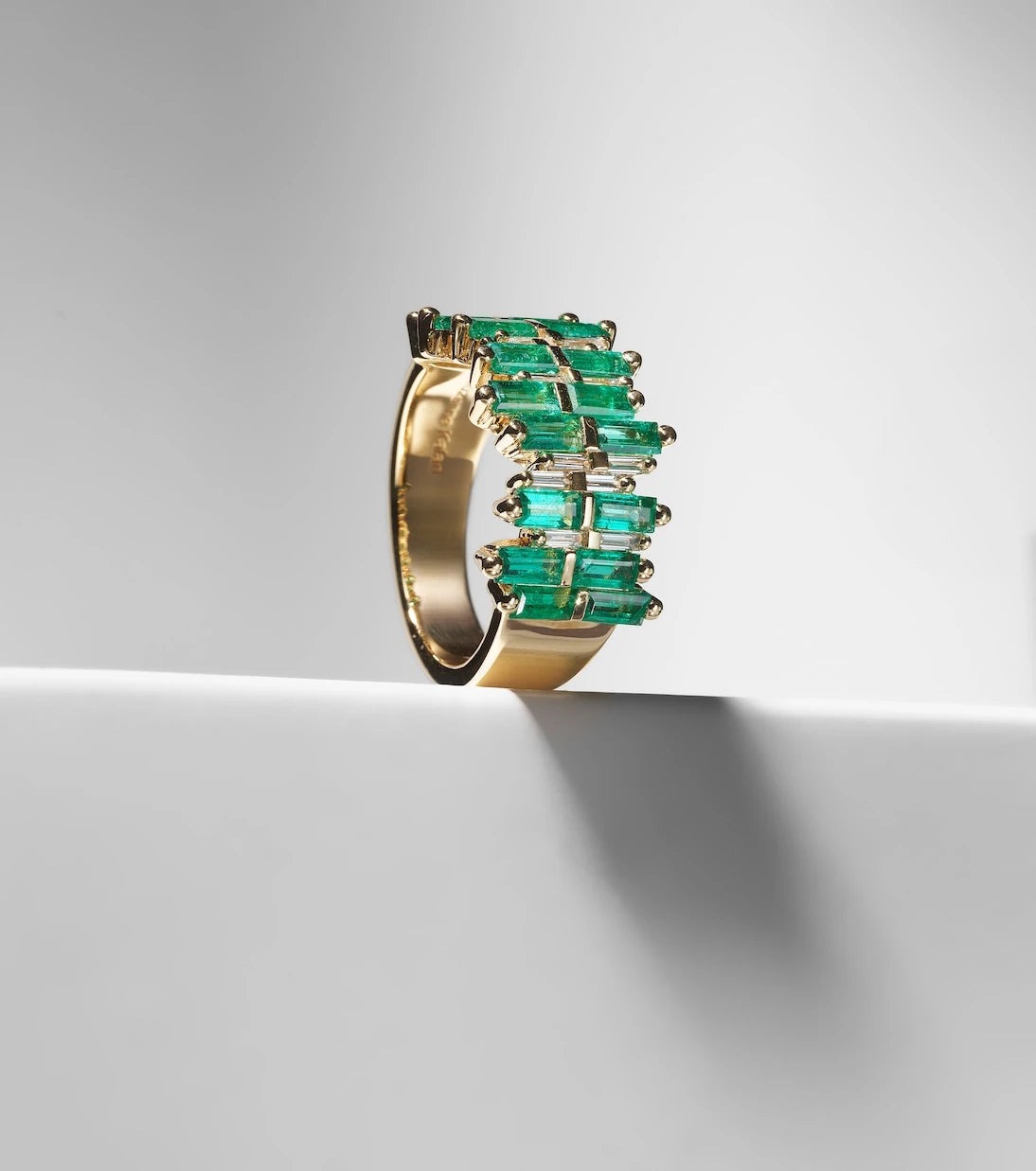 Suzanne Kalan - 18kt gold ring with diamonds and emeralds