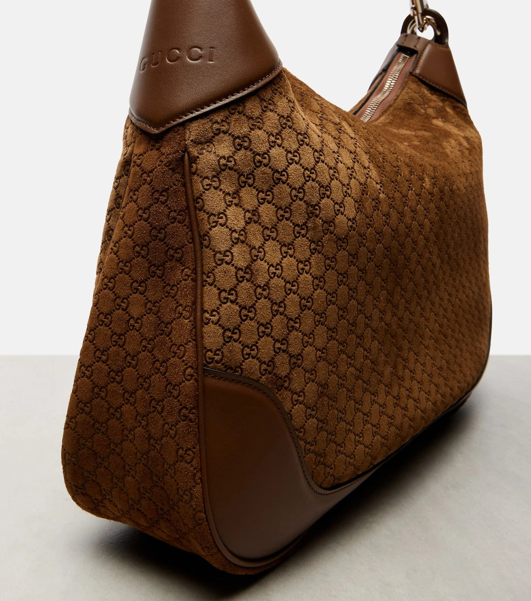 Gucci - حقيبة كتف Gucci B متوسطة من الشمواه