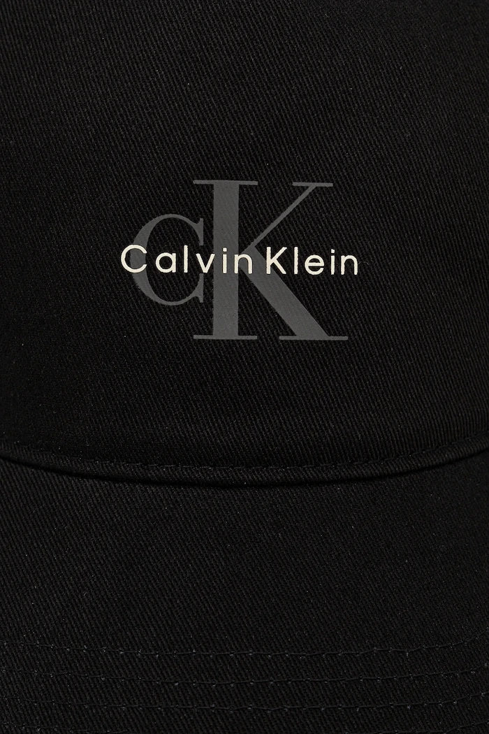 Памучна шапка с козирка Calvin Klein Jeans