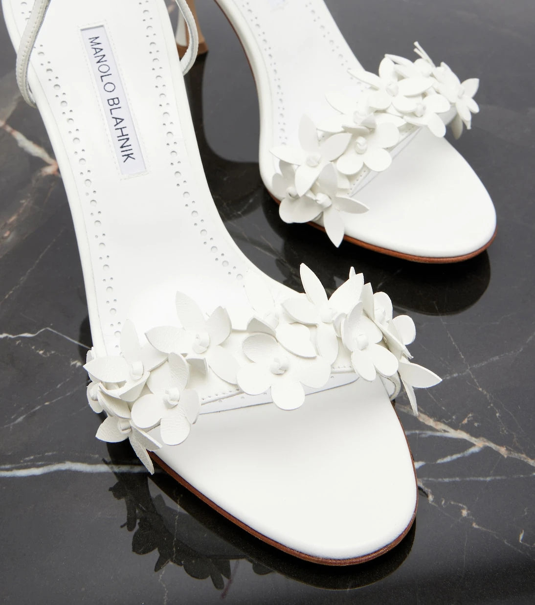 Manolo Blahnik - صندل Anista الجلدي بتطريزات الزهور
