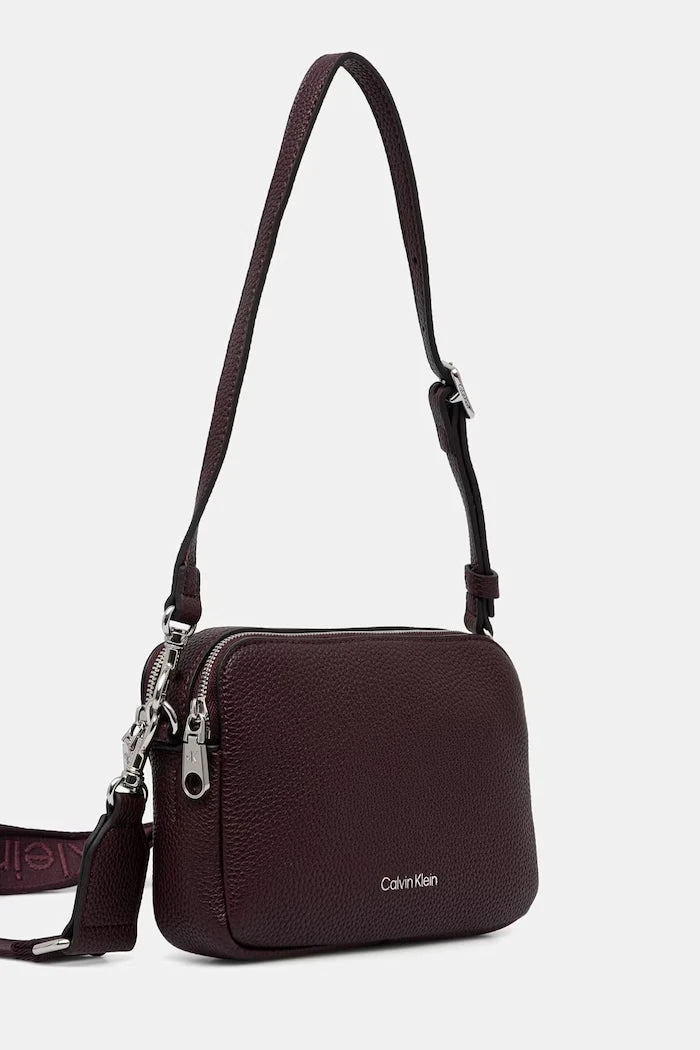 Calvin Klein kadın suni deri çapraz çanta